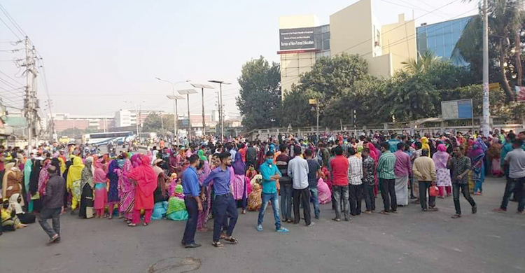 তেজগাঁওয়ে পোশাক শ্রমিকদের সড়ক অবরোধ