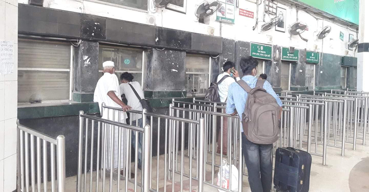 আজ থেকে কাউন্টারেও মিলছে ট্রেনের টিকিট