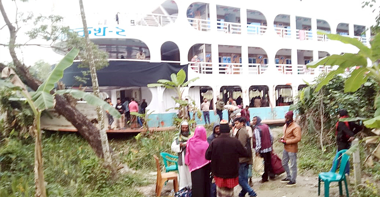 চর থেকে লঞ্চে উঠেও কিনতে হলো ঘাটের টিকিট