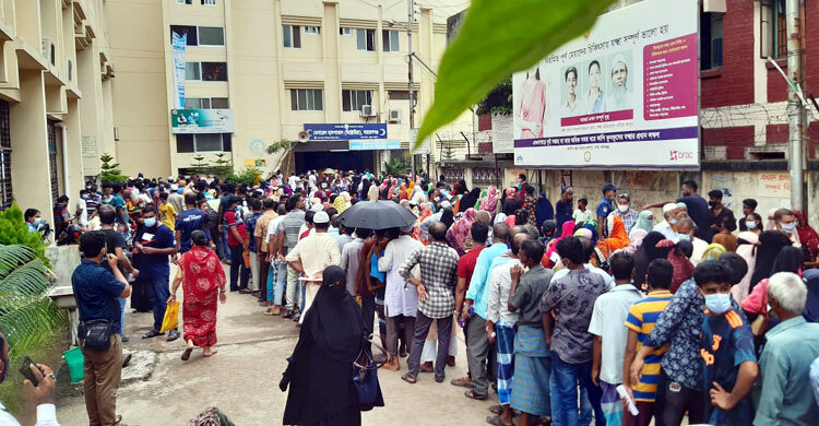 মেসেজ না পেয়েও টিকা কেন্দ্রে ভিড়, মানা হচ্ছে না স্বাস্থ্যবিধি