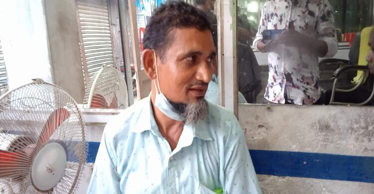 টাকার বিনিময়ে বাড়ি গিয়ে টিকা প্রয়োগ, স্বাস্থ্যকর্মী বরখাস্ত