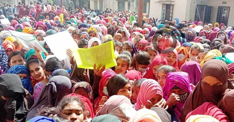 টিকা নিতে কয়েক হাজার শিক্ষার্থীর ভিড়, ধাক্কাধাক্কিতে অসুস্থ ৫