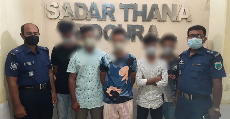 5 detained for insulting national anthem