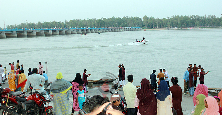 দর্শনার্থীতে টইটম্বুর তিস্তা ব্যারাজ