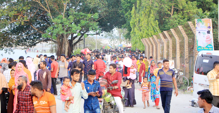 দর্শনার্থীতে টইটম্বুর তিস্তা ব্যারাজ