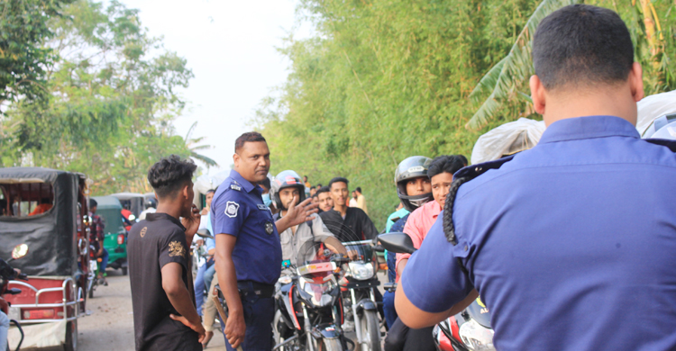 দর্শনার্থীতে টইটম্বুর তিস্তা ব্যারাজ