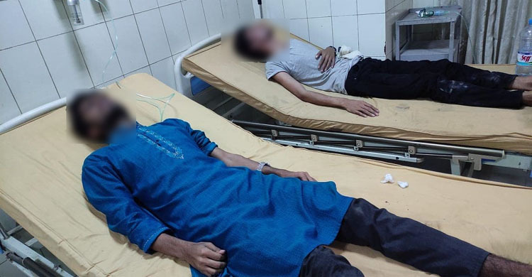 ভাড়া নিয়ে বিতণ্ডায় ৪ ছাত্রকে লাঠি দিয়ে পেটালো বাসচালক-সহকারীরা