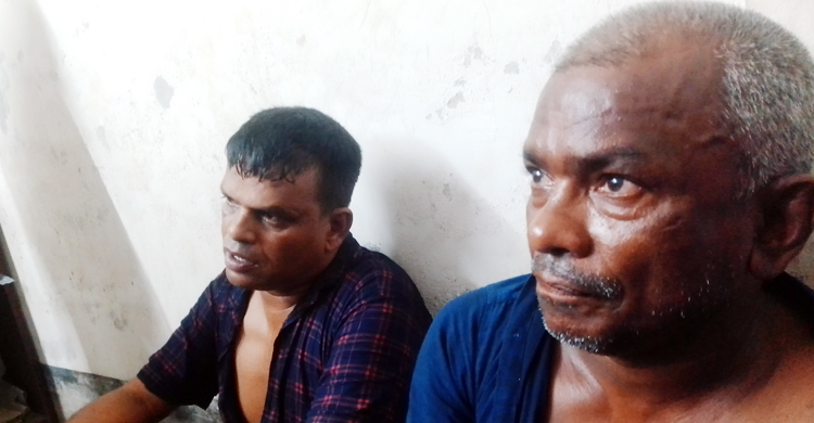 নামাজ পড়ার সময় গ্রাহকের আড়াই লাখ টাকা চুরি, পরে আটক দুই চোর