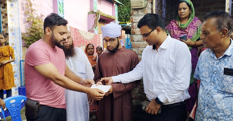 কুড়িয়ে পাওয়া তিন লাখ টাকা অন্ধ হাফেজের চিকিৎসায় দিলেন সৌরভ