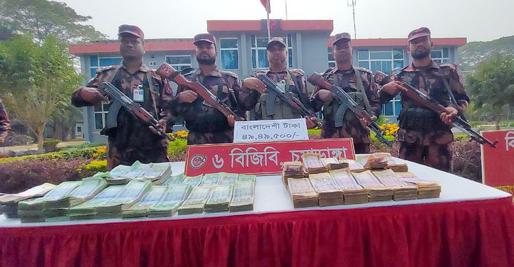 সীমান্তে ৫০ লাখ টাকার ব্যাগ ফেলে পালালেন দুই ব্যক্তি