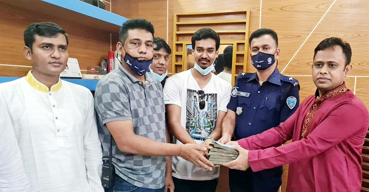 তোশক ব্যবসায়ীর সততা, কুড়িয়ে পাওয়া ৬ লাখ বুঝিয়ে দিলেন মালিককে