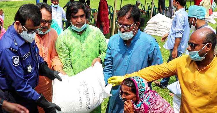 ঠাকুরগাঁওয়ে ৫শ গরিব পরিবারের পাশে দাঁড়াল চৌধুরী পরিবার