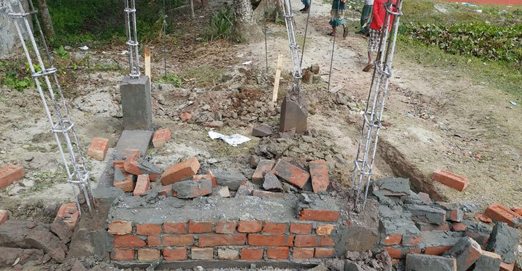 চাঁদা না পেয়ে বিদ্যালয়ের টয়লেট ভেঙে দিল বখাটেরা