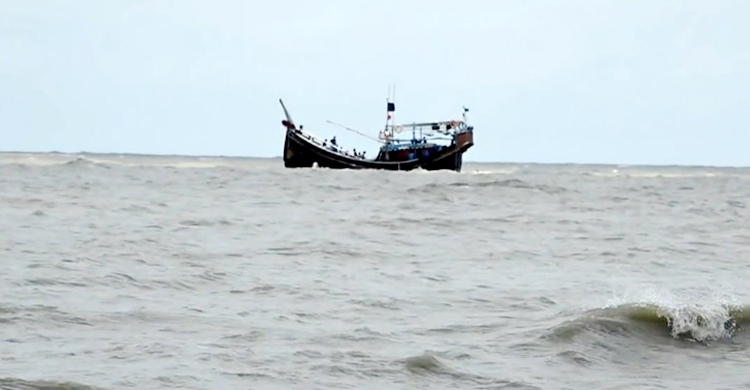 সাগরে চার ট্রলারে ডাকাতি, গুলিবিদ্ধসহ আহত ১৫