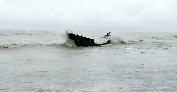 সাগরে ট্রলারডুবির ঘটনায় নিখোঁজ ৩ জেলের মরদেহ উদ্ধার