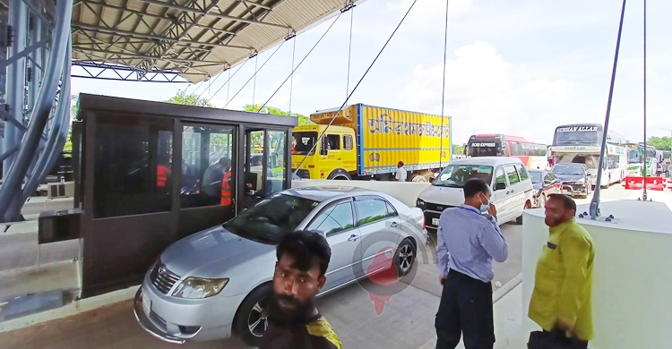 বাসের ধাক্কায় পদ্মা সেতুর বুথের ব্যারিয়ার ক্ষতিগ্রস্ত