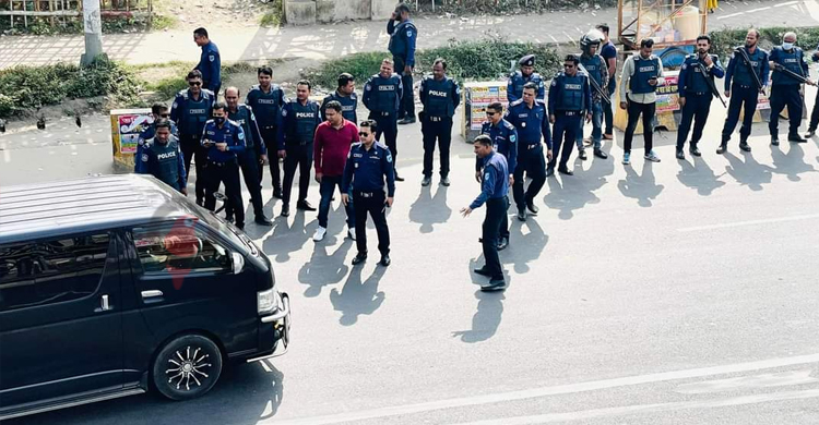 ঢাকা-চট্টগ্রাম মহাসড়কে পয়েন্টে পয়েন্টে পুলিশের তল্লাশি