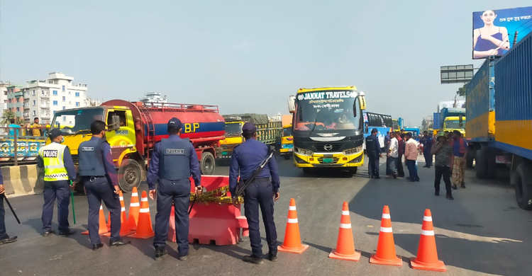 ঢাকা-চট্টগ্রাম মহাসড়কে পয়েন্টে পয়েন্টে পুলিশের তল্লাশি