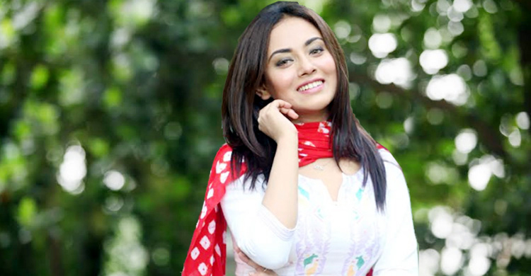 ঘর থেকে বাইরে আসায় নায়িকা তমা মির্জাকে জরিমানা