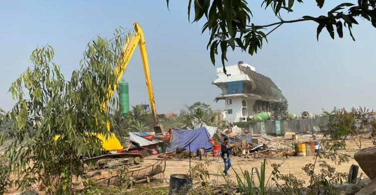 টঙ্গীতে অবৈধ দখলদারদের স্থাপনা গুড়িয়ে দি‌ল বিআইডব্লিউটিএ