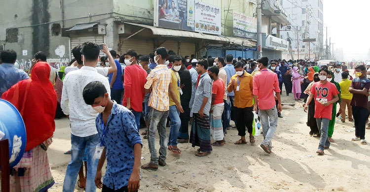 টঙ্গীতে কারখানা থেকে বের করে দেয়ায় শ্রমিকদের বিক্ষোভ