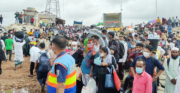 শিমুলিয়াঘাট হয়ে আজও ঢাকা ছাড়ছে মানুষ, মোড়ে মোড়ে রয়েছে পুলিশ