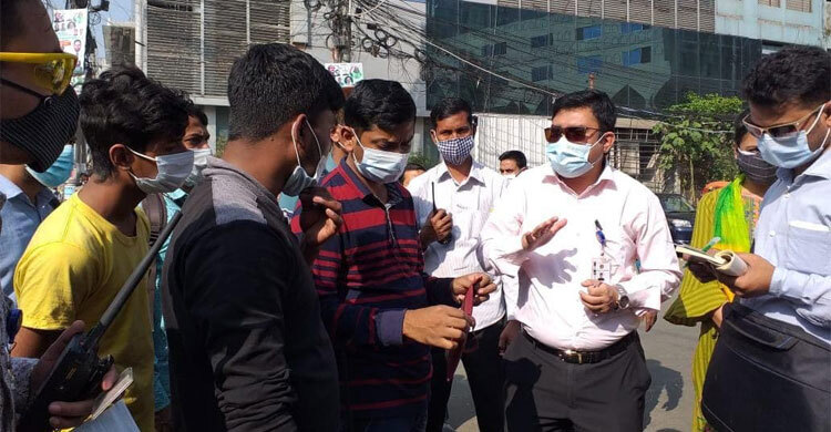 ভ্রাম্যমাণ আদালত জরিমানাও করলেন মাস্কও দিলেন