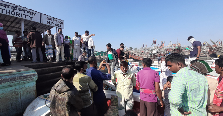 মহেশখালীর ‘দুঃখ’ বাঁকখালীর লঞ্চঘাট