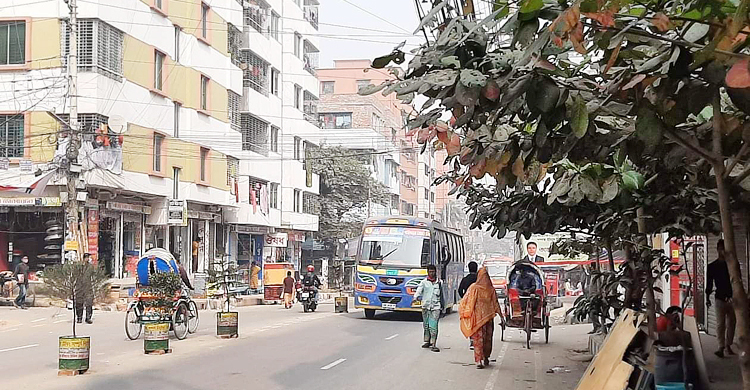 সংকীর্ণ সড়কেও বেপরোয়া বাস, ঝরছে প্রাণ