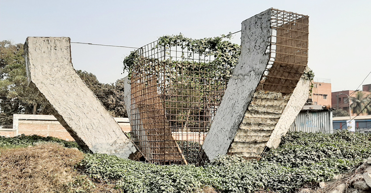 অযত্ন-অবহেলায় বিবর্ণ ভাস্কর্য