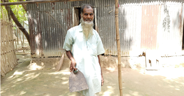 পেশা বদলালেও যত্নে রেখেছেন বঙ্গবন্ধুর মাটি কাটার কোদালটি