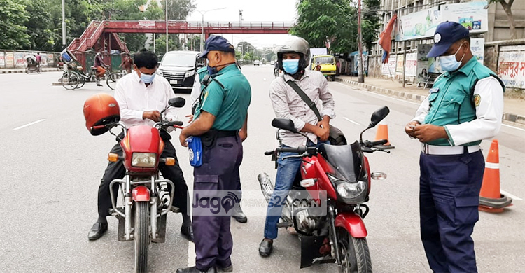 বিধিনিষেধ অমান্য, ঢাকায় গ্রেফতার ৩৮৩
