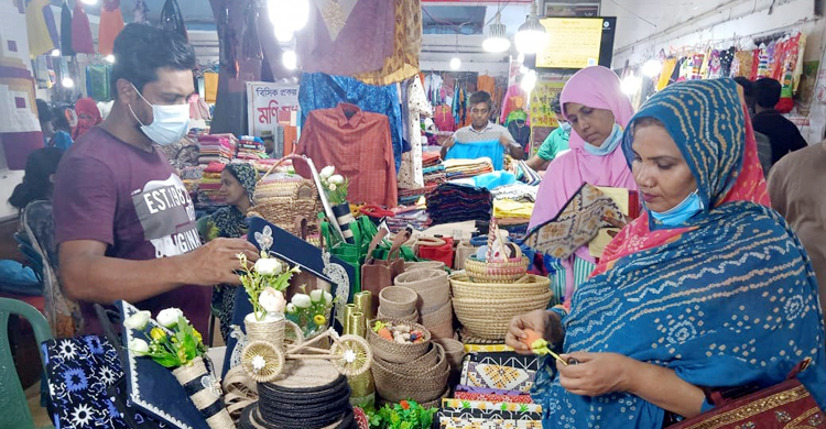 জমে উঠেছে বিসিক শরৎ উদ্যোক্তা হাট