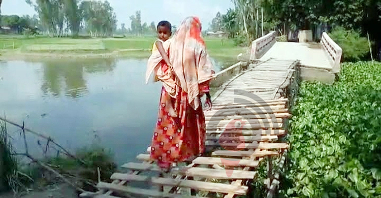 নির্মাণের দুমাসেই ভাঙলো সেতু, ভোগান্তিতে দুই জেলার মানুষ