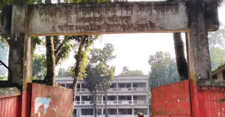৬০০ শিক্ষার্থীর পাঠদানে ৬ শিক্ষক, ধুঁকছে বিদ্যালয়