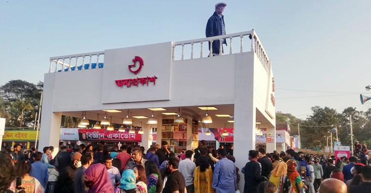 ‘হুমায়ূন আহমেদের নতুন কোনো বই আছে?’