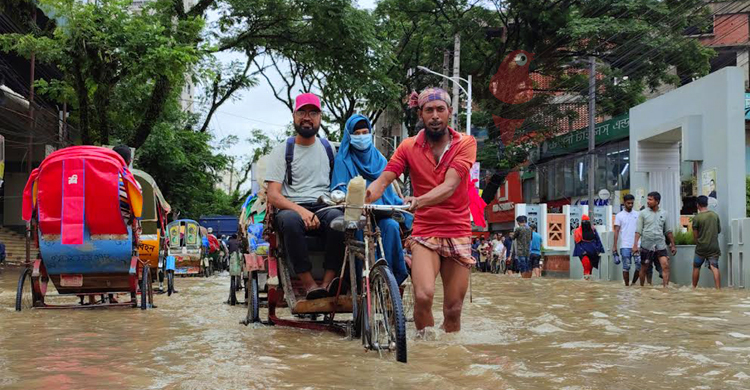 ক্ষত রেখে নামছে বন্যার পানি, দুর্ভোগমুক্তির অপেক্ষা