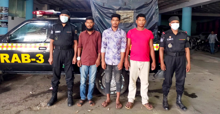 না’গঞ্জে ৬৯৮ বোতল ফেনসিডিল ও ১০ কেজি গাঁজাসহ গ্রেফতার ৩