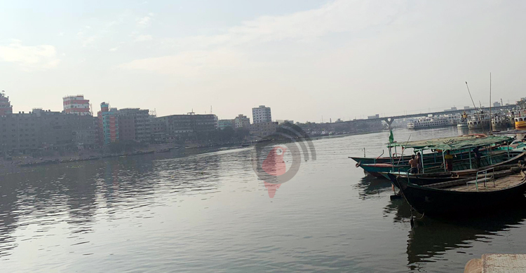 সদরঘাটে নৌ চলাচল বন্ধ, যাত্রীদের দুর্ভোগ চরমে