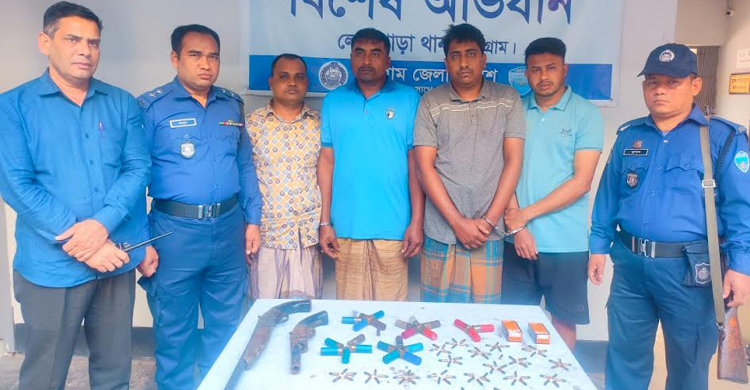 লোহাগাড়ায় অস্ত্রসহ ৪ যুবক গ্রেফতার