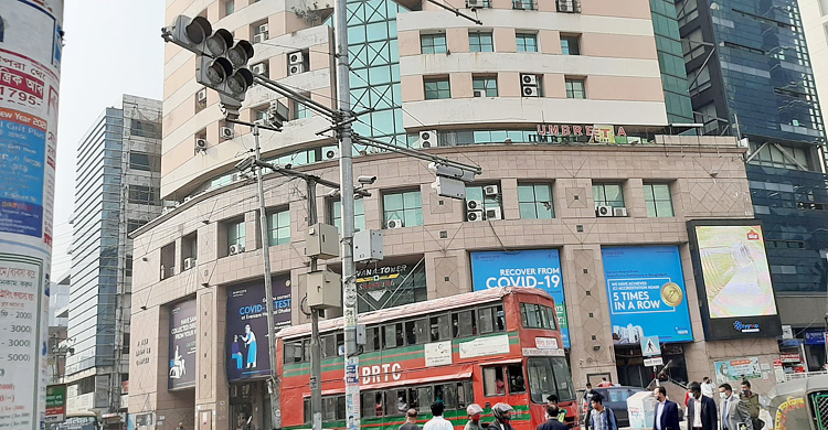 সিগন্যাল বাতি জ্বলে না, হাতের ইশারায় ট্রাফিক নিয়ন্ত্রণ