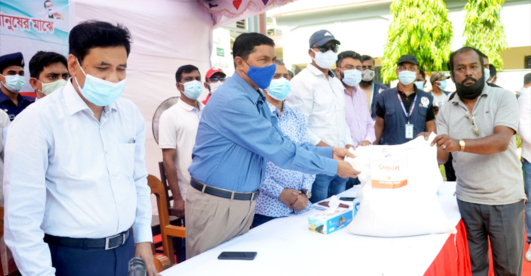 চট্টগ্রামে নরসুন্দর ও চর্মকারদের মাঝে ত্রাণ বিতরণ