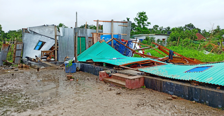 ব্রাহ্মণবাড়িয়ায় টর্নেডোর আঘাতে ঘরবাড়ি বিধ্বস্ত