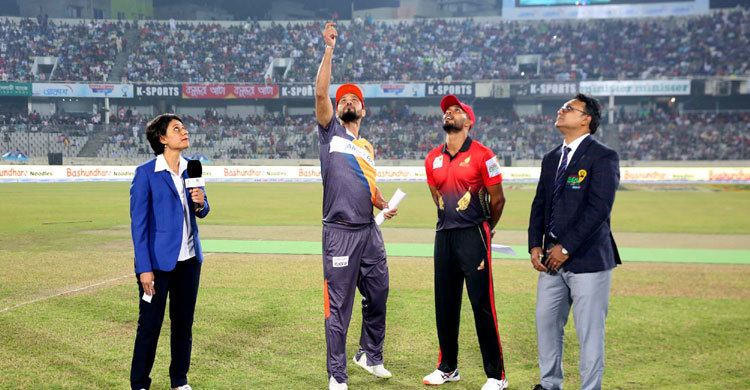 টস জিতে মাশরাফির ঢাকাকে ব্যাটিংয়ে পাঠিয়েছে কুমিল্লা