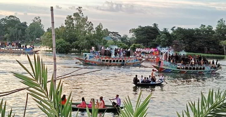 বিধিনিষেধেও সাউন্ডবক্সে গান বাজিয়ে নৌভ্রমণ