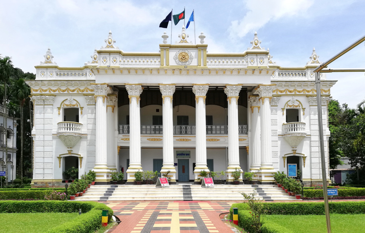 সুযোগ পেলেই দেখে আসুন দেশের ৭ জমিদার বাড়ি