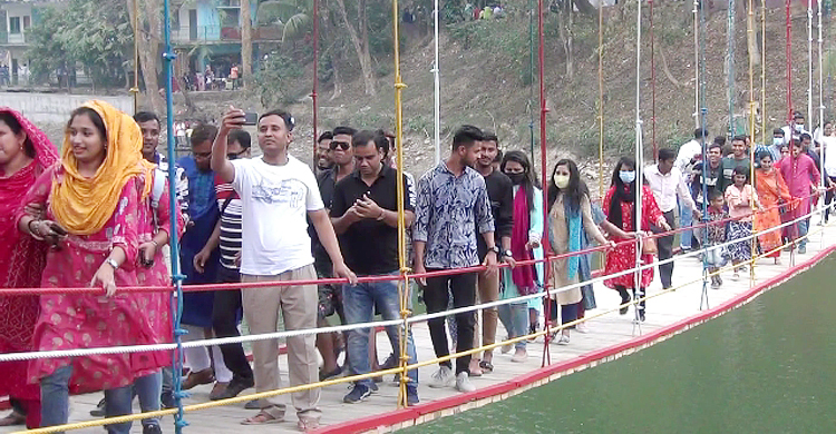 করোনা ভীতি কাটিয়ে বান্দরবানে লাখো পর্যটক