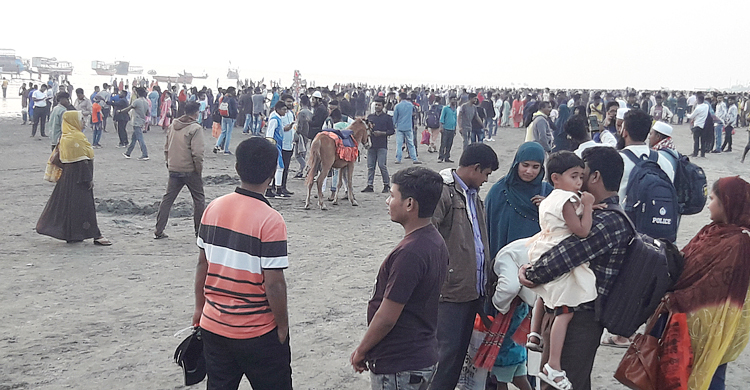 কুয়াকাটা সৈকতে পর্যটকদের উপচেপড়া ভিড়