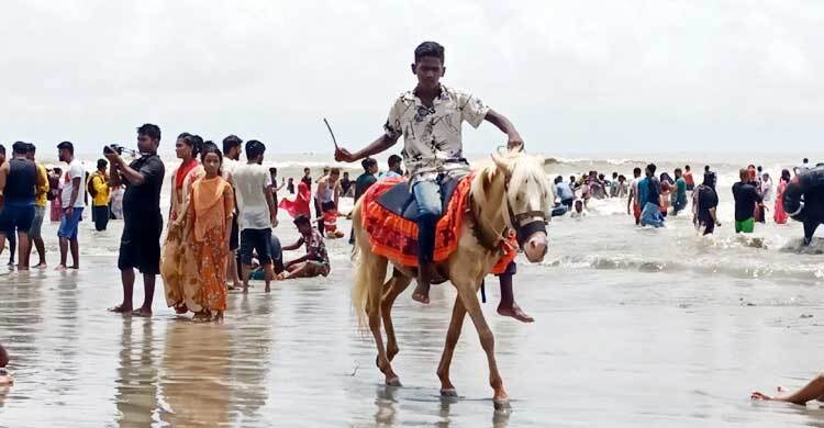 পর্যটকে মুখরিত কুয়াকাটা । শনিবার, ১৩ আগস্ট ২০২২