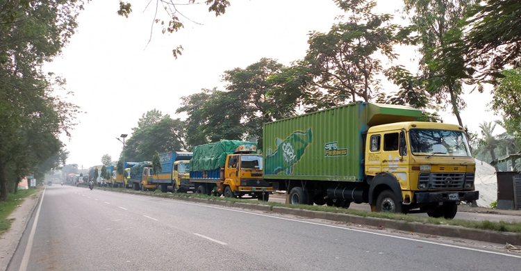 দৌলতদিয়ায় পারের অপেক্ষায় ট্রাকের লম্বা সারি